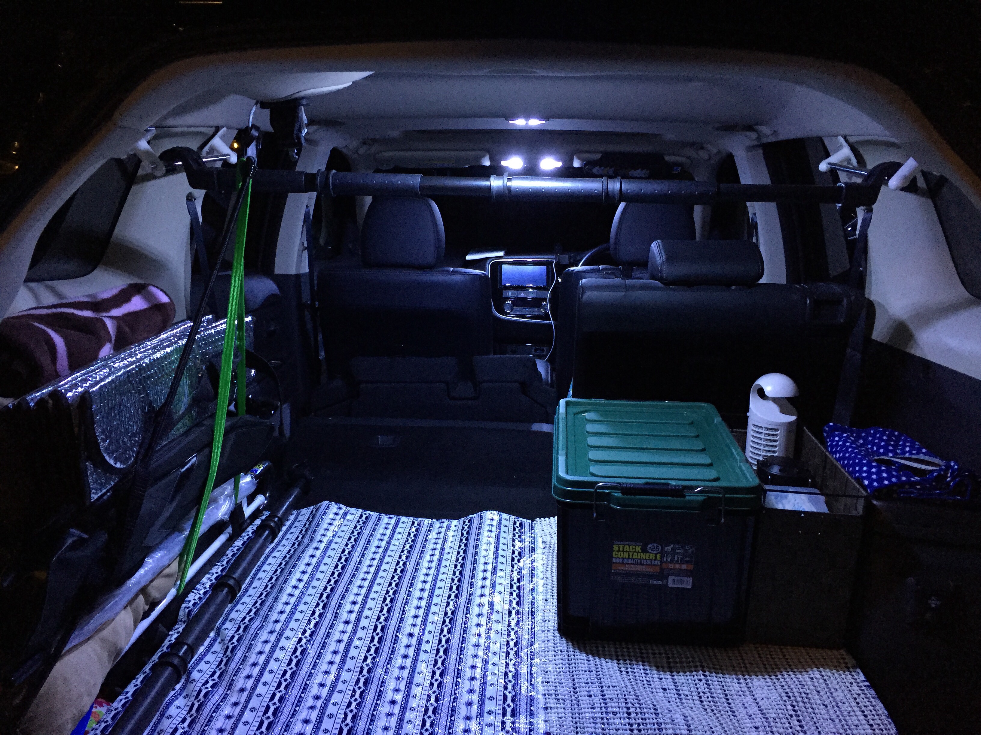 車中泊する人必見 荷室のデッドスペースを収納スペースにする自作diy 浪費シンドローム